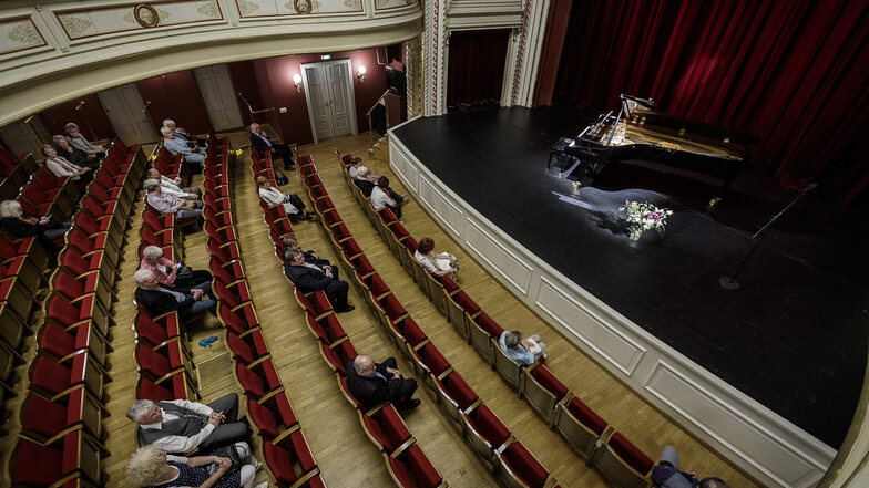 Bachpreisträgerin Ragna Schirmer trat am Wochenende fünfmal im Görlitzer Theater auf – vor jeweils 30 Besuchern. Paare und Familien durften zusammen sitzen, ansonsten blieben wegen der Corona-Regeln immer drei freie Plätze zwischen den Gästen.