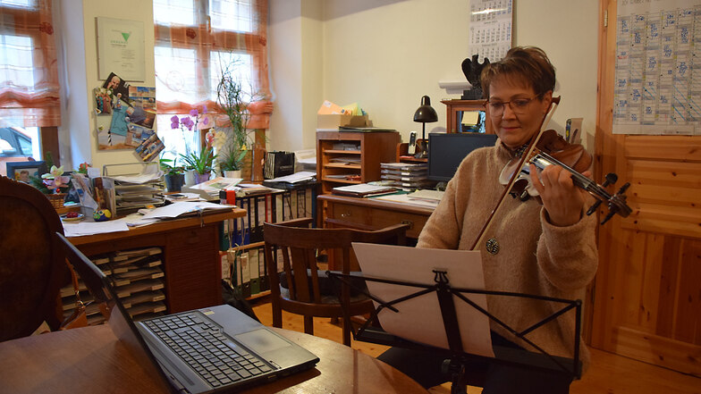 Im Bild zu sehen ist Christiane Vogel bei einer Online-Orchesterprobe.