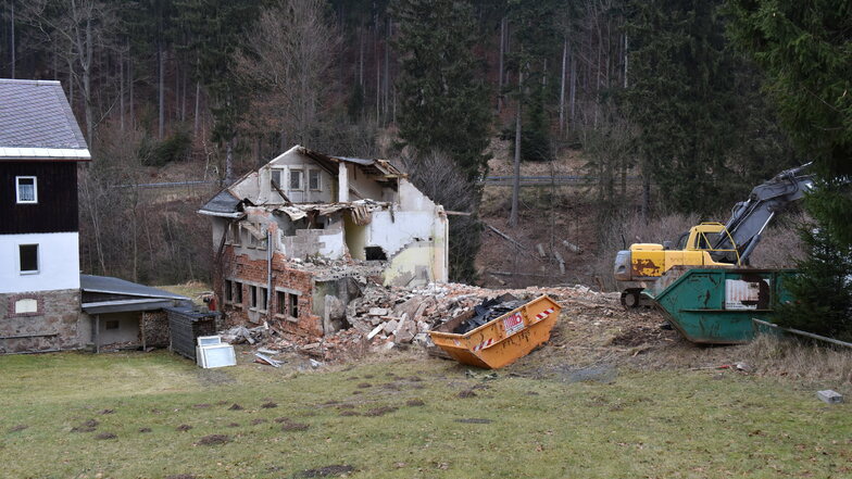 Die Hirschkopfbaude in Hirschsprung wird gerade abgerissen.