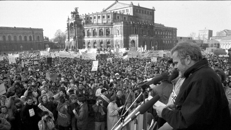 19.11.1989 auf dem Dresdner Theaterplatz: Künstler und Kulturschaffende demonstrieren mit Bürgerinnen und Bürgern. Einer der Redner: Gunther Emmerlich.