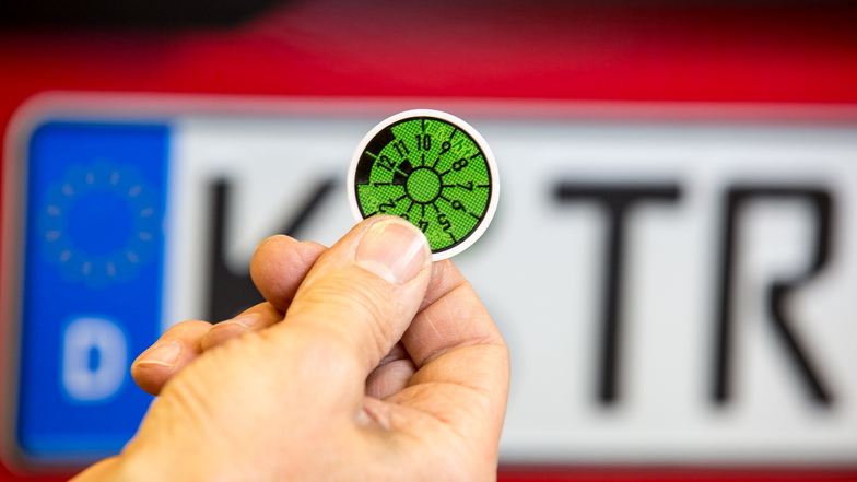 Neue Plaketten: Nach der Hauptuntersuchung gibt es 2022 grüne Sticker fürs Gebrauchtauto.