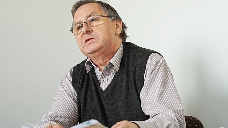 Dr. Dietmar Liebscher, Geschäftsführer des Regionalbauernverbandes Bautzen-Kamenz, blättert in Ernteberichten von Landwirtschaftbetrieben: „Ich habe schon viel erlebt. Aber so eine Dürre noch nicht.“