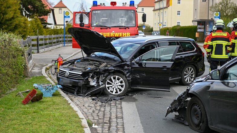 In Wilthen stießen auf der Dresdener Straße zwei Autos frontal zusammen.