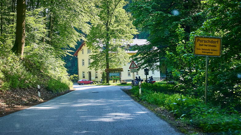 Die Vollsperrung in Porschdorf ist ab 1. Mai beendet, die sogenannte Sense zwischen Hohnstein und Bad Schandau wieder befahrbar.