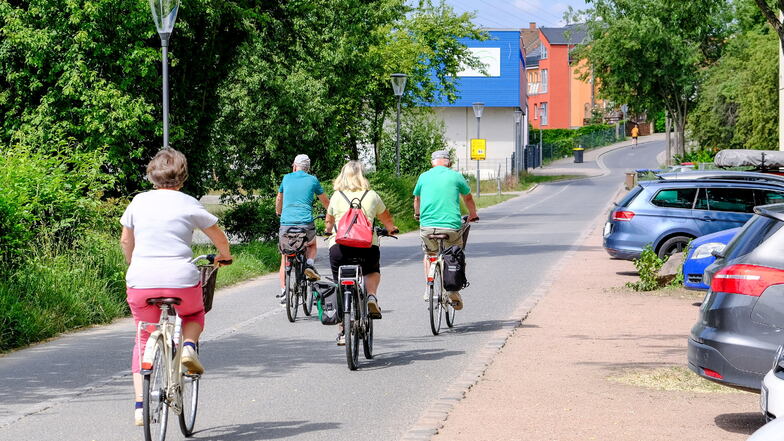 Schon jetzt sind auf der Straße An der Festwiese viele Radfahrer unterwegs. Bei einer Umwidmung zur Fahrradstraße haben sie Vorfahrt und Kraftfahrer müssen sich unterordnen.