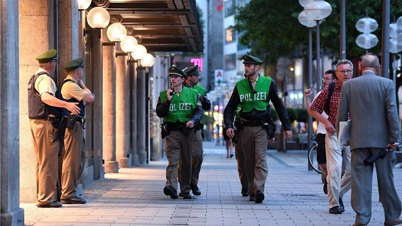 Polizisten patrouillieren in München in der Fußgängerzone.