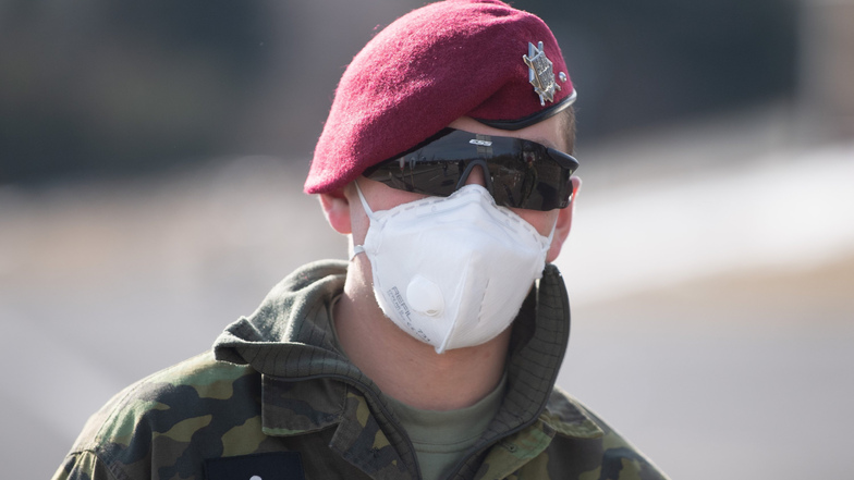 Ein tschechischer Soldat mit Mundschutz verhindert auch für Berufspendler den Grenzübertritt.
