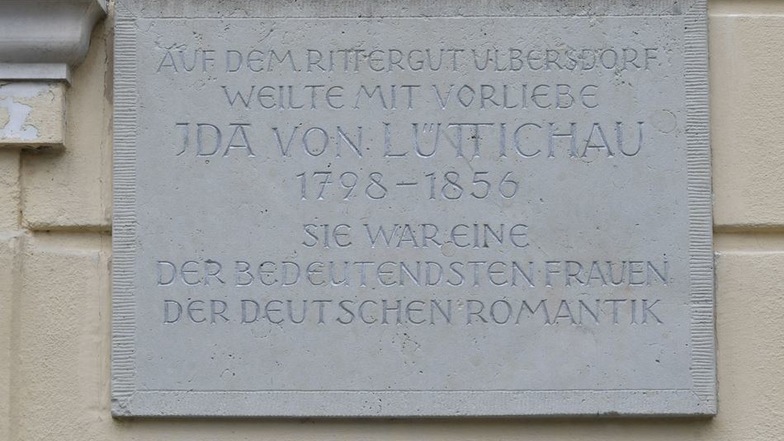 An Ida von Lüttichau erinnert eine Tafel über dem Eingang.