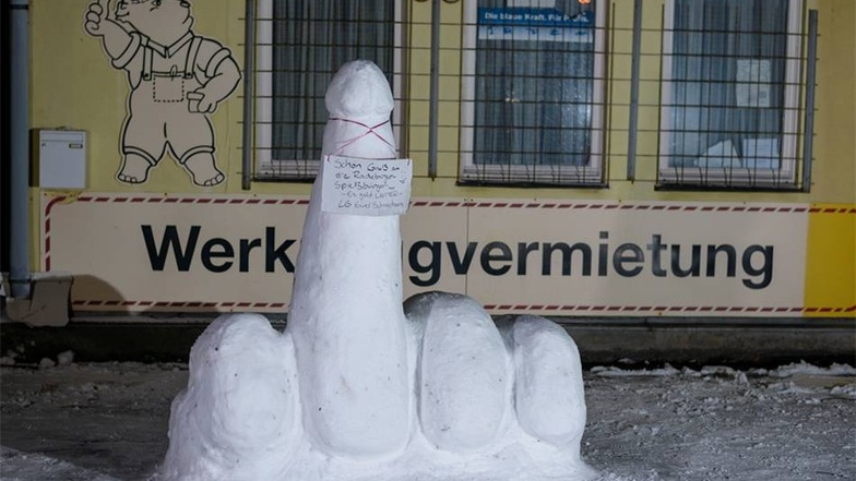 Januar 2017: An der Rathenaustraße taucht eine Schneehand mit erhobenem Mittelfinger auf. Um die Fingerkuppe der etwas anderen Art hängt ein Schild mit der Aufschrift: "Schön' Gruß an die Radeberger Spießbürger... es geht weiter! LG Euer Schneeteam"