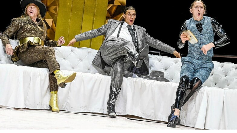 Thomas Eisen (l.) und Philipp Grimm (M.) laufen zu grandioser Form auf als Madame Pernelle und als Tartuffe. Hier in einer Szene mit Daniel Séjourne als Valère.