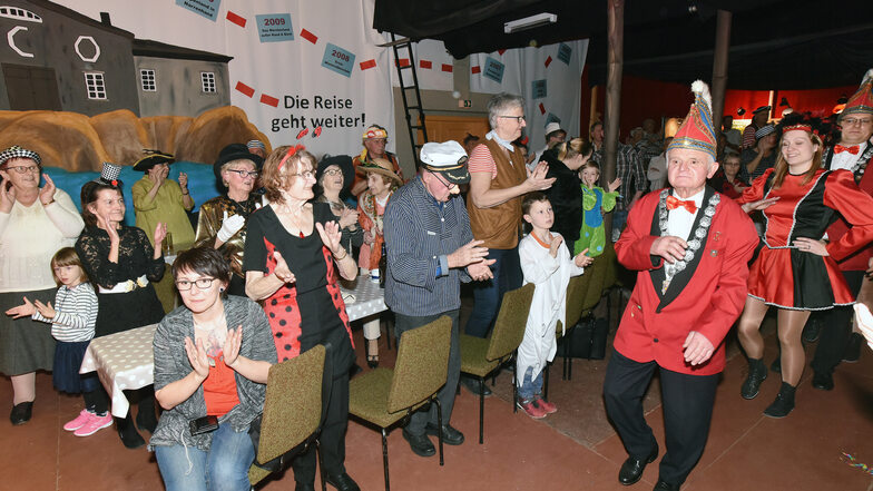Mit 81 Jahren ist Manfred Spata das älteste Mitglied im Olbersdorfer Karnevalsverein. Er gehört als Außenminister auch zum Elferrat und marschierte beim Seniorenfasching vorneweg..