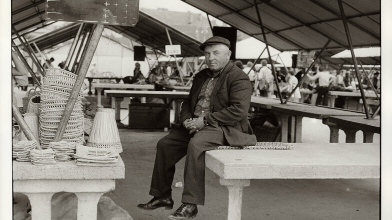 Christian Borchert fotografierte 1977 auf dem Markt im rumänischen Sibiu/Hermannstadt diesen Händler. Sein Name: Domokos Szikszai.