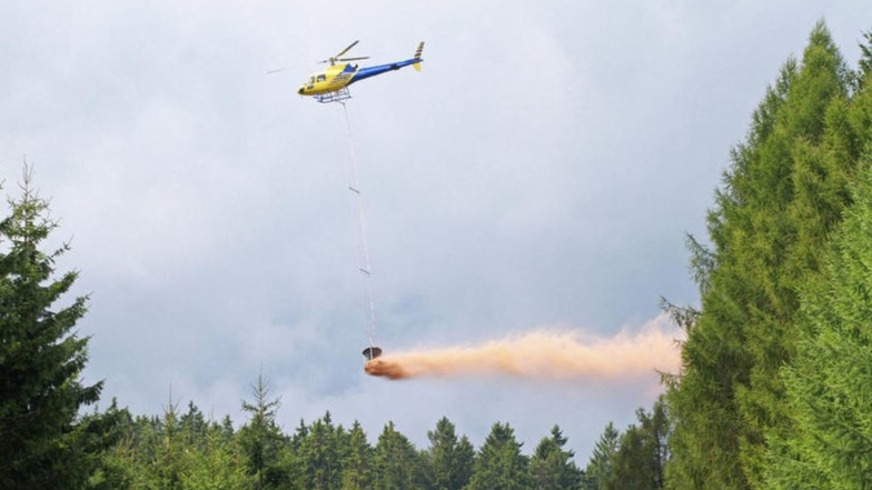 Mit einem Hubschrauber wird der Kalk in die Wälder verteilt.