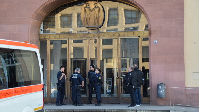 . Die Polizei hat auf einen mutmaßlichen Randalierer in der Bibliothek der wirtschaftswissenschaftlichen Fakultät der Mannheimer Universität geschossen.