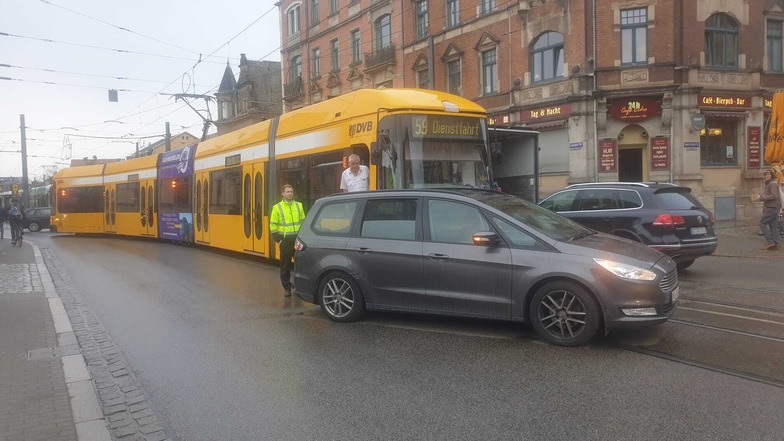 In Dresden sind Mittwochabend eine Straßenbahn und ein Pkw zusammengestoßen.