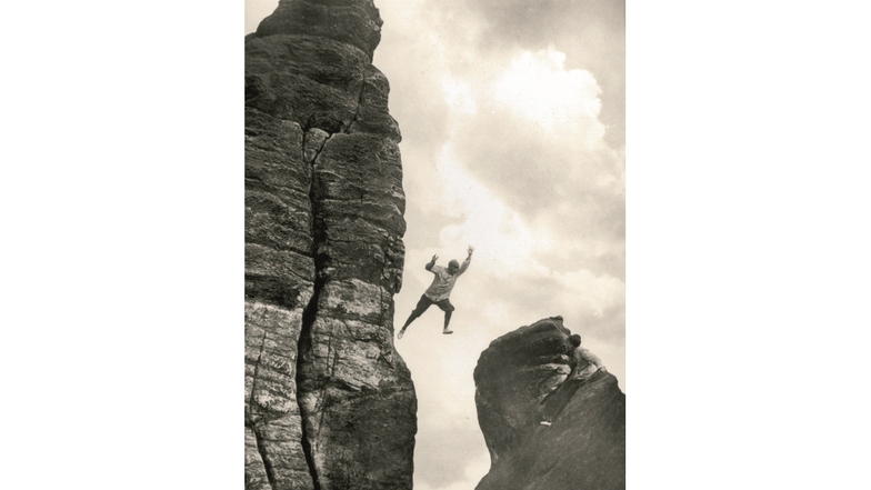 Eines der historischen Fotos im neuen Buch von Frank Richter zeigt den Kletterer Karl Ullrich im Jahr 1915 beim Rücksprung an der Lokomotive.