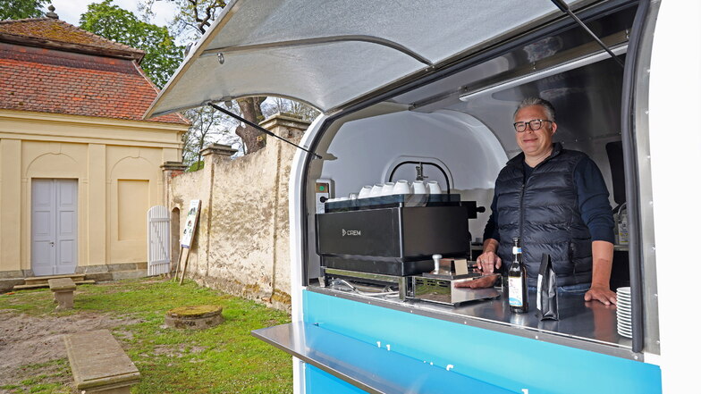 Jakob-Jan Blaauw steht im neuen Event-Anhänger des Premium Schloss-Resorts, das in Tiefenau auf dem ehemaligen Rittergutsgelände entstehen soll.
