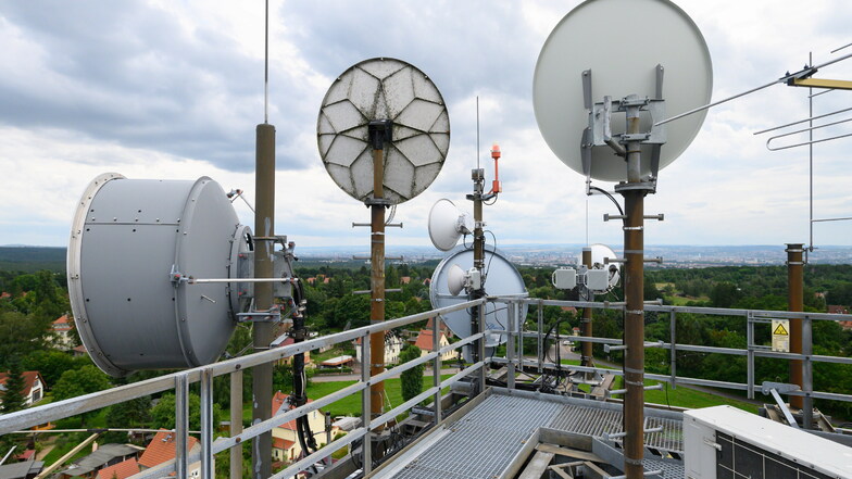 Richtfunkantennen und Fernsehantennen auf dem alten Wasserturm in Dresden.