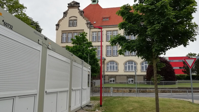 Ein Schulcontainer-Gebäude steht bereits am Großröhrsdorfer Gymnasium. Ein weiteres kommt jetzt wegen der hohen Schülerzahlen dazu.