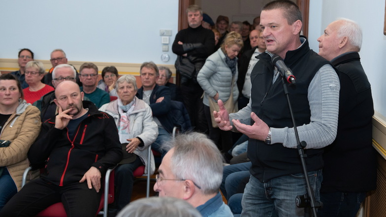 In der Großenhainer Ratssitzung am 22. März hatte sich auch Dirk Hennig (vorn) über die Vorgehensweise bei den Garagenkündigungen beklagt.