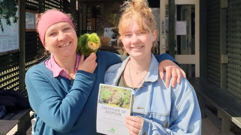 Clara mit der Adoptions-Urkunde und ihre Mutter mit dem symbolischen Plüsch-Kakapo auf der Schulter.
Beide haben im neuseeländischen Rakiura National Park einen Kakapo adoptiert – ein Weibchen namens Jem.
