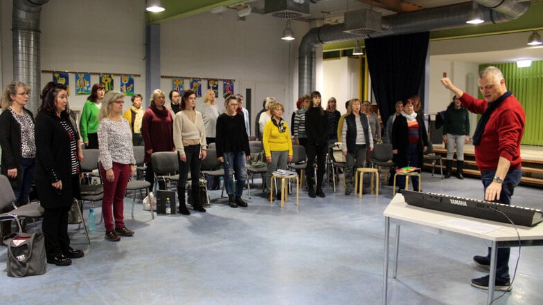 Bei der öffentlichen Probe des Frauenchors „musica viva“ Lauta-Torno in der Aula der Coppi-Grundschule waren auch acht neue Gesichter unter den Sängerinnen.
