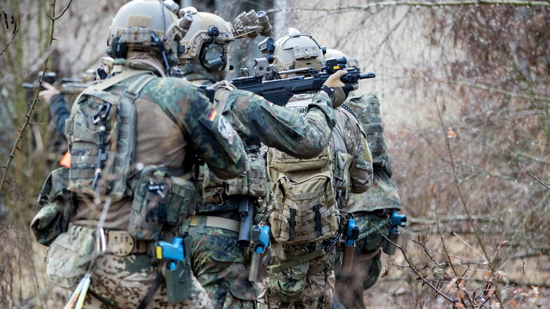 Soldaten der Eliteeinheit Kommando Spezialkräfte (KSK) trainieren den Häuserkampf und eine Geiselbefreiung.