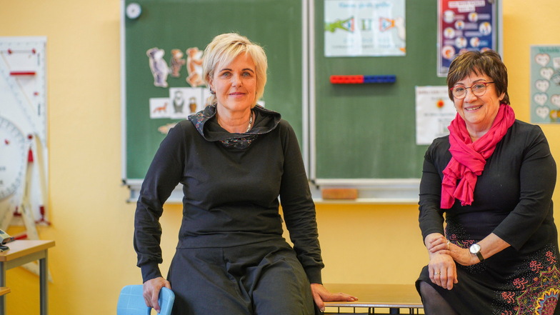 Anja Blankenstein (links) hat die Leitung der Grundschule Großharthau von Regine Heitz übernommen.