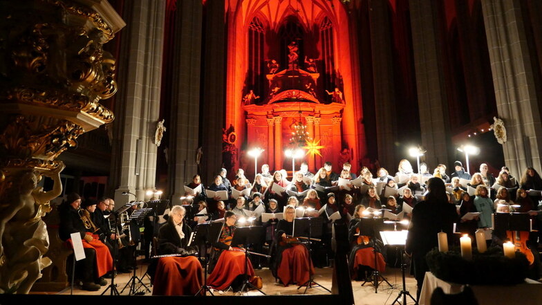 Das 14. Volksbank-Weihnachtskonzert mit verschiedenen Musikern fand am Sonntag in der Peterskirche statt.