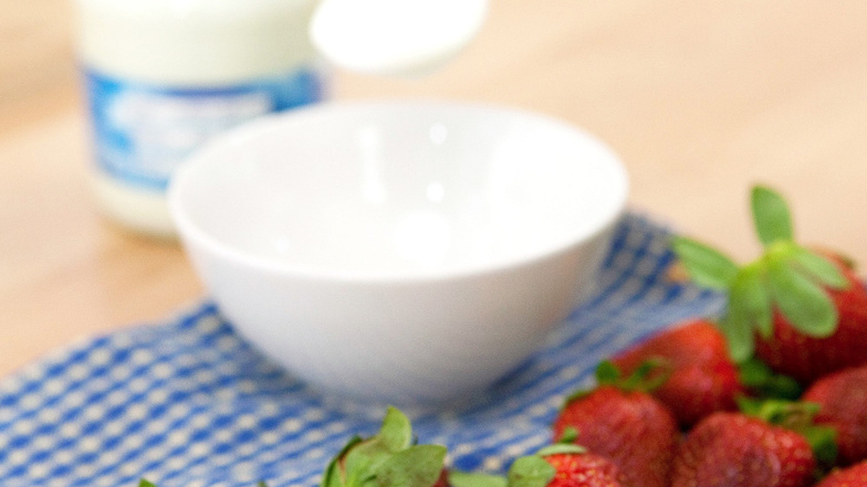 Ideale Begleitung: Der Joghurt zu den Erdbeeren sorgt dafür, dass die Fructose im Obst gut verarbeitet wird - ansonsten droht zum Beispiel Durchfall. Foto: dpa/Kai Remmers
