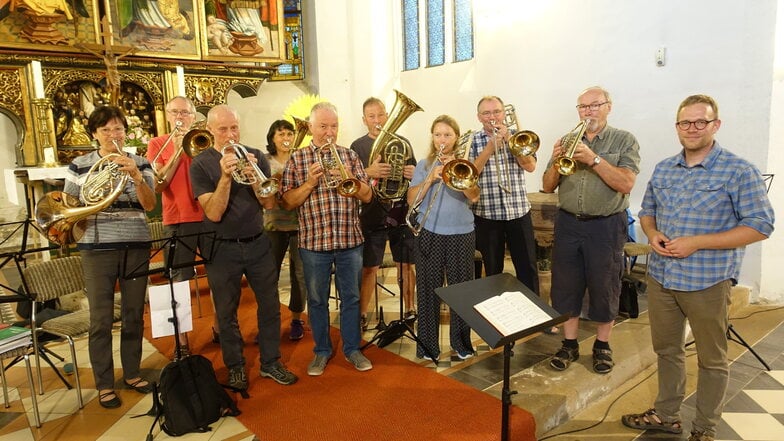 Der Döbelner Posaunenchor hat sich für den Festgottesdienst Freunde eingeladen. Geprobt wurde mit Kantor Markus Häntzschel in der Nicolaikirche.