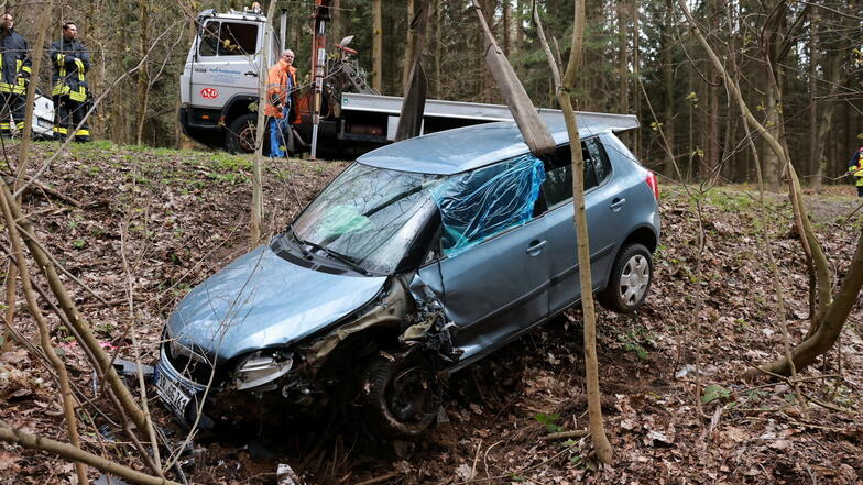 Die S154 zwischen Langburkersdorf und Sebnitz. Hier am Ungerberg häufen sich Unfälle wie dieser Anfang Mai, als ein Skoda im Straßengraben landete. Zwei Menschen wurden schwer verletzt.