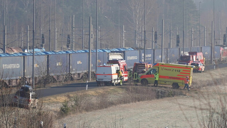 Großeinsatz am Güterbahnhof Horka: Hier waren aus Kesselwagen Gefahrenstoffe ausgelaufen.