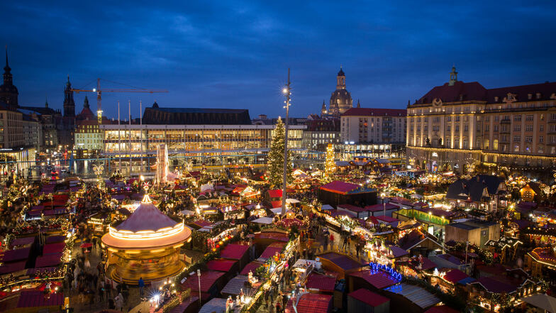 Der 585. Dresdner Striezelmarkt wurde am Mittwochabend auf dem Altmarkt Dresden eröffnet.