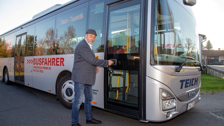 Geschäftsführer Peter Teich an einem der Busse, mit denen das Familienunternehmen aus Steinölsa ab neuem Jahr den Taktfahrplan sicherstellen soll.