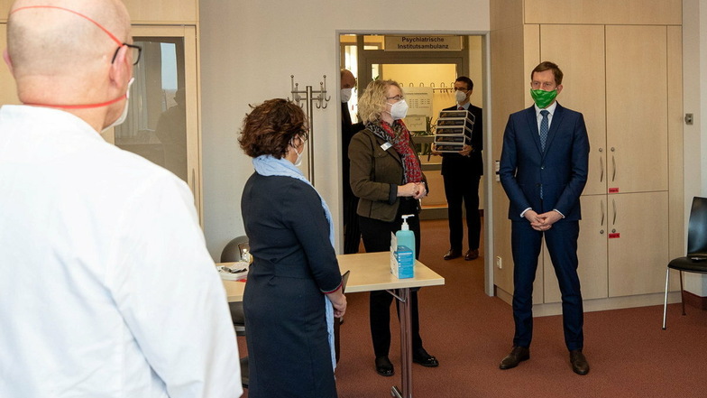 Ministerpräsident Michael Kretschmer holte sich in der Helios-Klinik in Pirna bei Geschäftsführerin Dr. Katrin Möller (M.) Informationen zur angespannten Corona-Lage aus erster Hand.