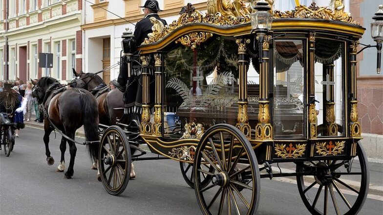 So prachtvoll ließ man sich 1905 zur letzten Ruhe fahren. Der Leichenwagen gehört dem Bestattungsinstitut Illgen und ist auf Wunsch heute noch im Einsatz.
