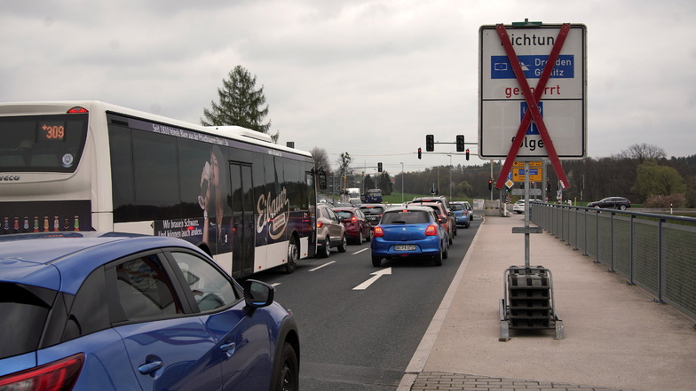Die Sperrschilder stehen schon. Ab Dienstag, den 4. Mai, müssen Autofahrer zwischen Radeberg und Leppersdorf Umleitungen in Kauf nehmen. Die direkte Verbindung von Radeberg zur Autobahn wird gesperrt.