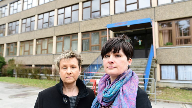 Grundschule Jonsdorf: Leiterin Birgit Bedranomsky und Bürgermeisterin Kati Wenzel (r.) vor dem 1985 eröffneten Schulhaus.