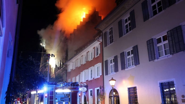 Einsatzkräfte der Feuerwehr löschen einen Brand in der Altstadt von Konstanz.