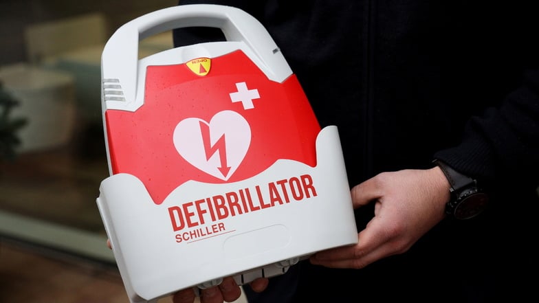 Heidenauer Lebensretter haben jetzt auch einen Defibrillator
