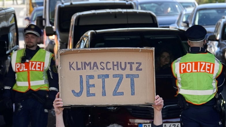 Die Umweltbewegung Extinction Rebellion will am Donnerstagnachmittag zeitweise eine Kreuzung auf der Washingtonstraße in Dresden lahmlegen.