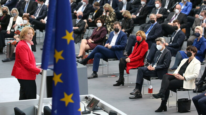 Bärbel Bas (vorne links, SPD), Präsidentin des Deutschen Bundestages, redet vor der Wahl des Bundespräsidenten durch die Bundesversammlung im Paul-Löbe-Haus.