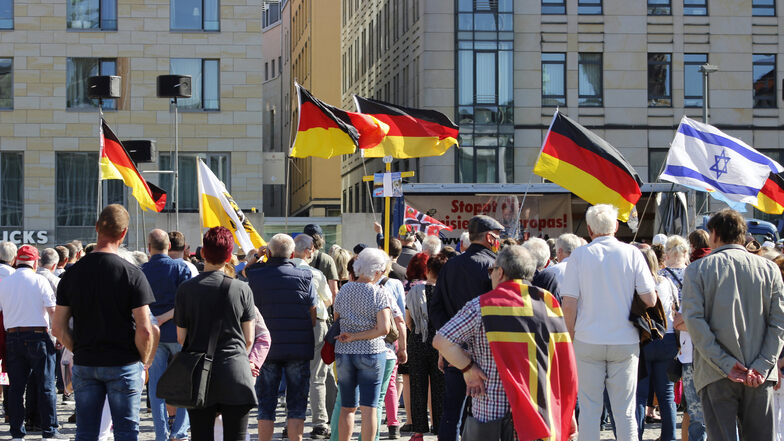 Pegida und die Gegner müssen am Montag Maske tragen, das entschied nun die Dresdner Versammlungebehörde.