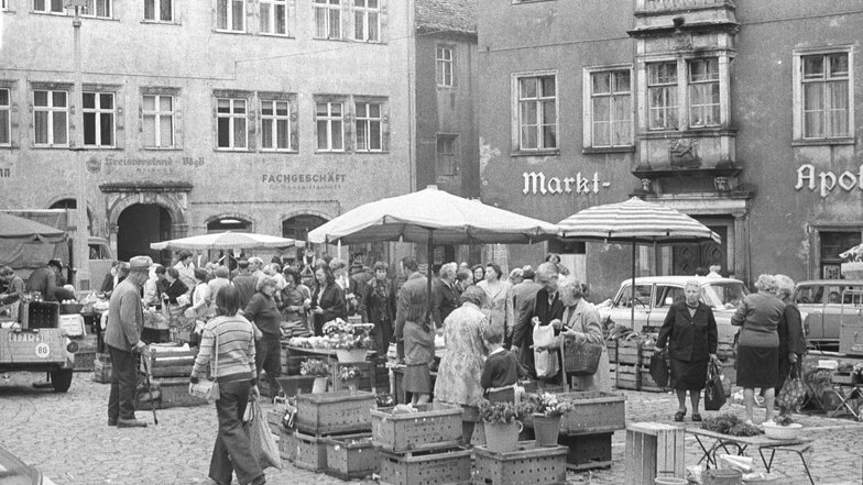 Direkt einladend sah es nicht aus auf dem Meißner Markt im August 1978. Das ist 45 Jahre her. Aber es gab ausreichend frisches Gemüse. Obst allerdings war knapp, da die Ernte schlecht ausfiel.