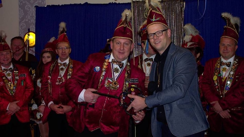 Präsident Paul Roscher vom Herschdurfer Karnevalsverein erhielt den Schlüssel von Bürgermeister Markus Hallmann. André Seeliger