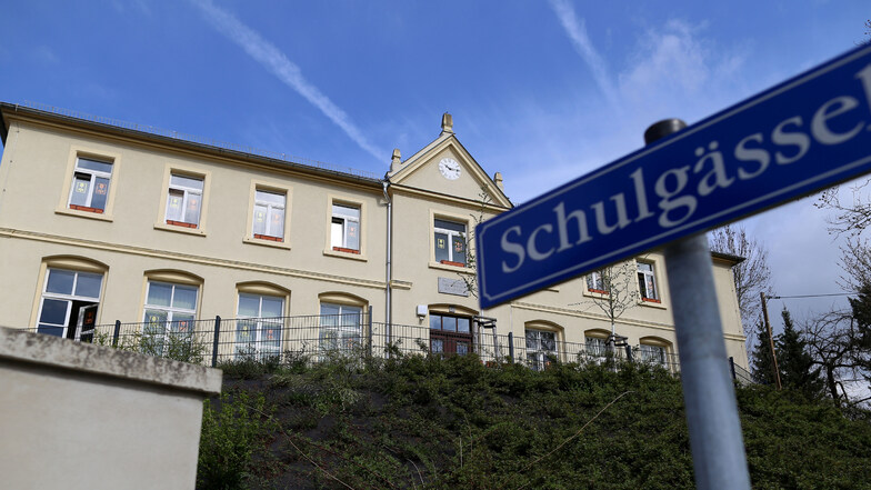 Die Grundschule im Radeberger Ortsteil Liegau-Augustusbad ist zu klein und müsste saniert werden. Die Schüler sollen deshalb in einen Schulcampus auf dem Gelände des Epilepsiezentrums umziehen.