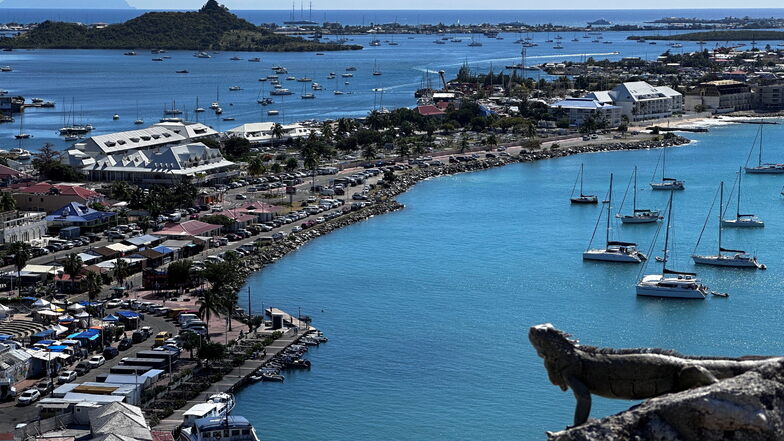 Blick auf den Hafen von Marigot, der Hauptstadt im französischen Teil. Leguane sind hier häufig.