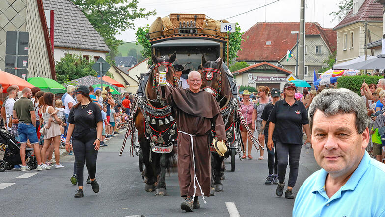 Der Eibauer Bierzug ist ein riesiges Spektakel. Bürgermeister Michael Görke (kl. Bild) bedauert, dass er nicht mehr mit dem Salutschießen startet.