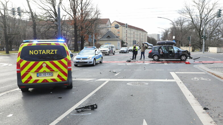 Am Donnerstagmittag kam es auf der Kreuzung Sachsenplatz/Käthe-Kollwitz-Ufer zu einem Verkehrsunfall. Ein Renault und ein Notarzteinsatzfahrzeug stießen zusammen.